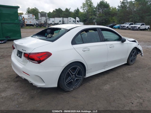 W1K3G4FB2NJ329864 Mercedes-Benz m260