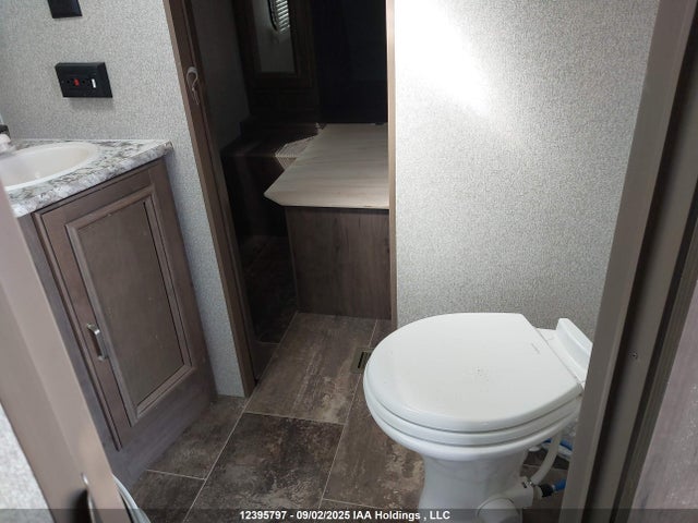 4YDT29021JK418275 Keystone 2018