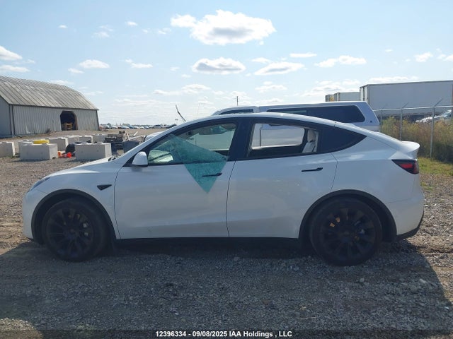 7SAYGAEE0NF530814 Tesla Model Y