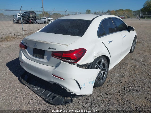 WDD3G4FBXKW001073 Mercedes-Benz m260