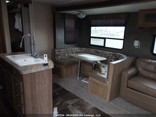 12407034 :رقم المزاد ، 5ZT2SHYB5GE006587 vin ، 2016 Shasta Revere مزاد بيع