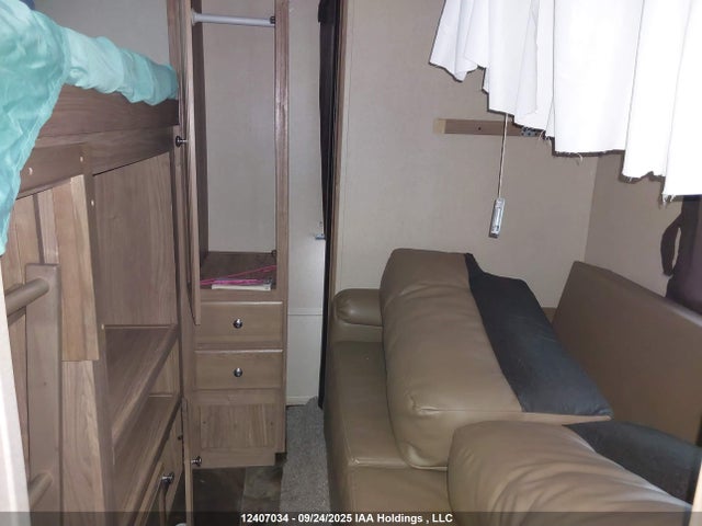 12407034 :رقم المزاد ، 5ZT2SHYB5GE006587 vin ، 2016 Shasta Revere مزاد بيع