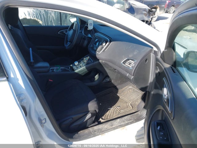 Chrysler 200 2015 1C3CCCFB1FN510615 Image 5