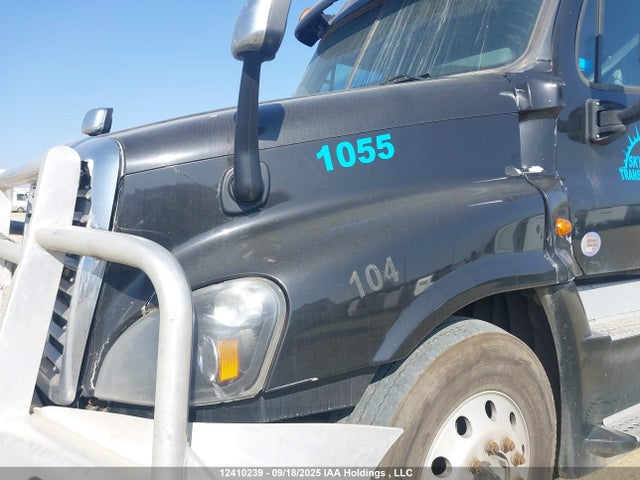 1FUJGLDR0HLHP4653 Freightliner Detroit Diesel Dd15