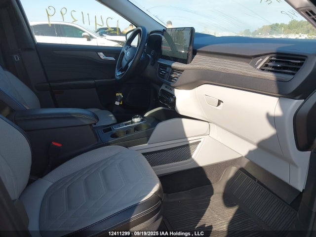 1FMCU9JA5PUA64448 Ford Escape Platinum