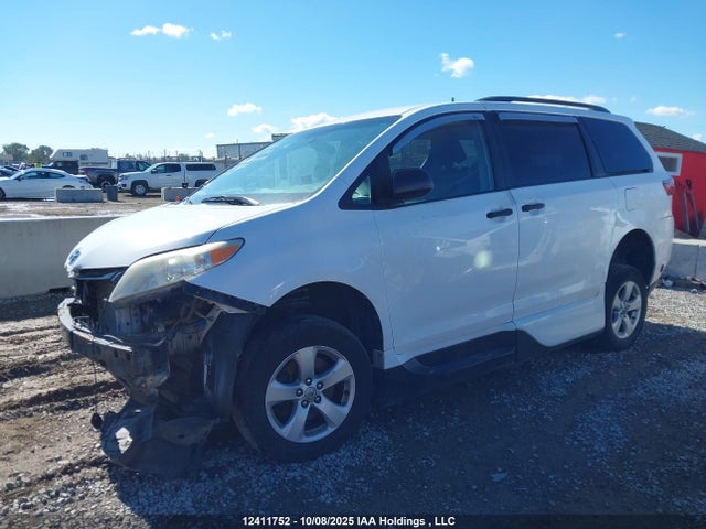 5TDZK3DC8FS558983 Toyota Sienna