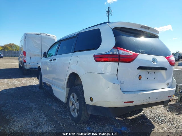 5TDZK3DC8FS558983 Toyota Sienna