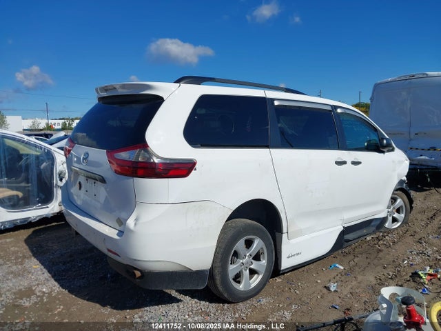 5TDZK3DC8FS558983 Toyota Sienna