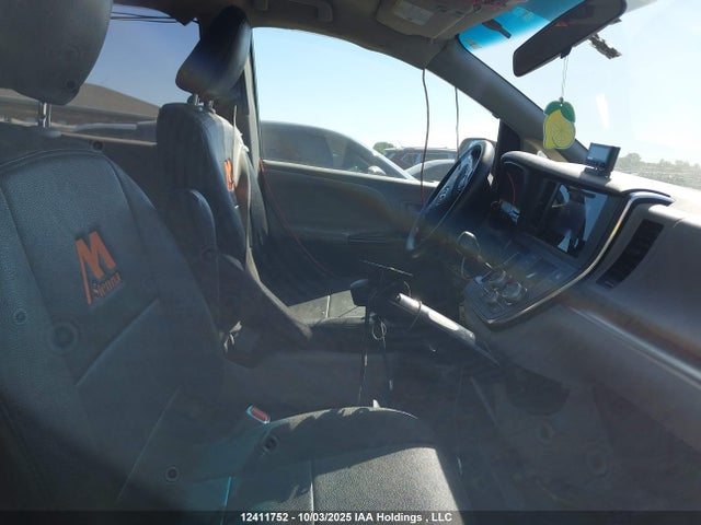 5TDZK3DC8FS558983 Toyota Sienna