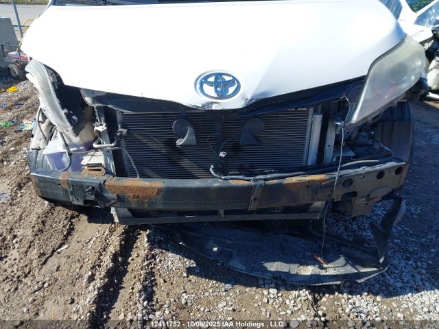 5TDZK3DC8FS558983 Toyota Sienna