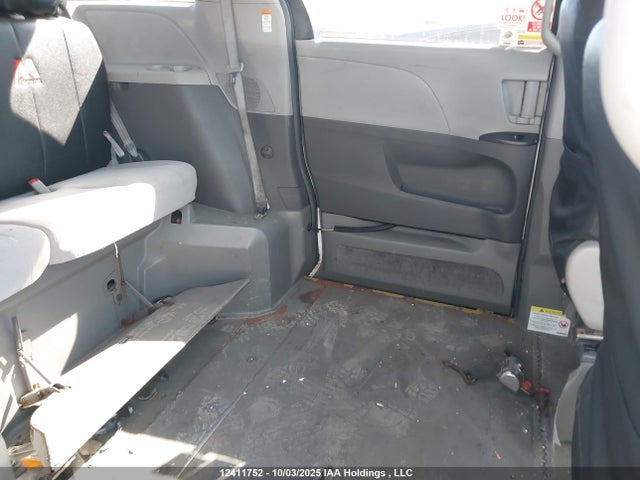 5TDZK3DC8FS558983 Toyota Sienna