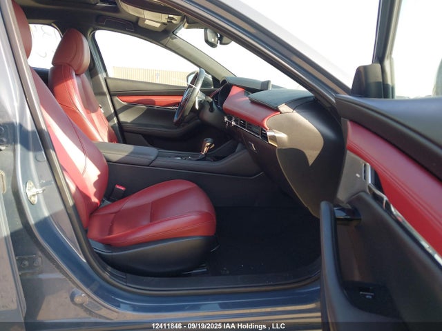 JM1BPBMY8M1334227 Mazda 3 Premium