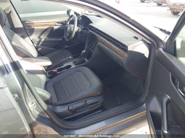 1VWBA7A38NC008938 Volkswagen Passat