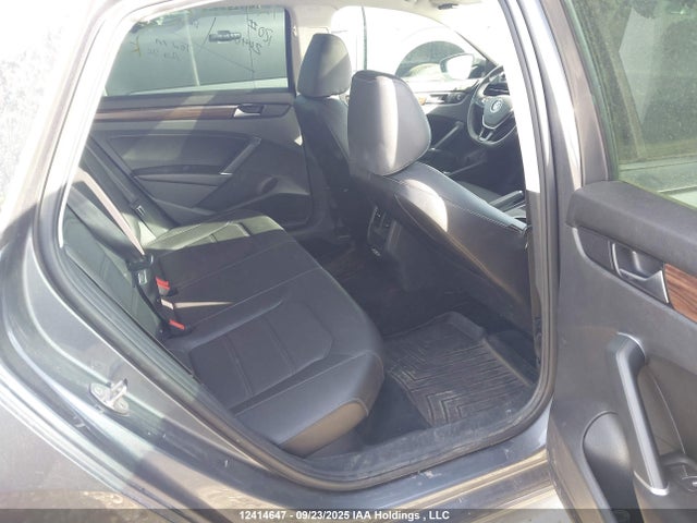1VWBA7A38NC008938 Volkswagen Passat
