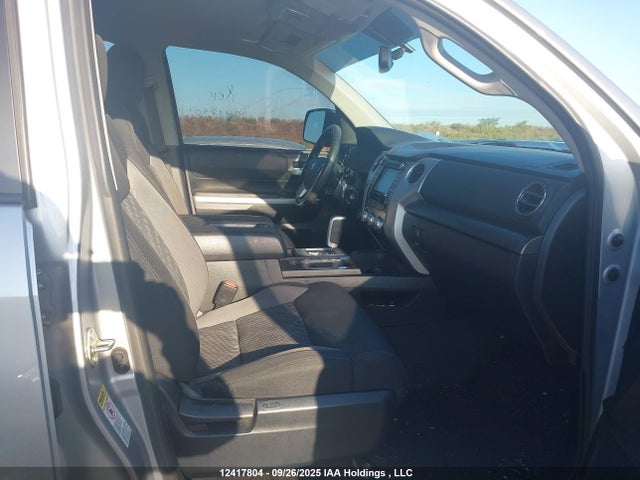 5TFUY5F18FX423660 Toyota Tundra Sr 5.7l V8