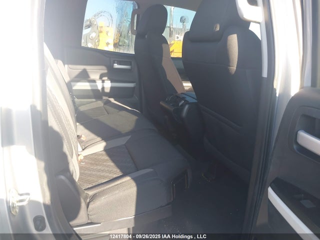 5TFUY5F18FX423660 Toyota Tundra Sr 5.7l V8