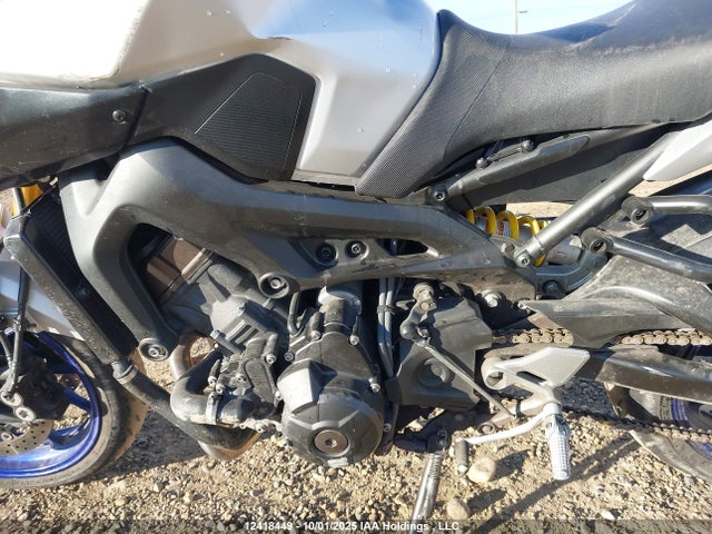 Yamaha FZ09 2015 JYARN33N8FA000991 Image 9