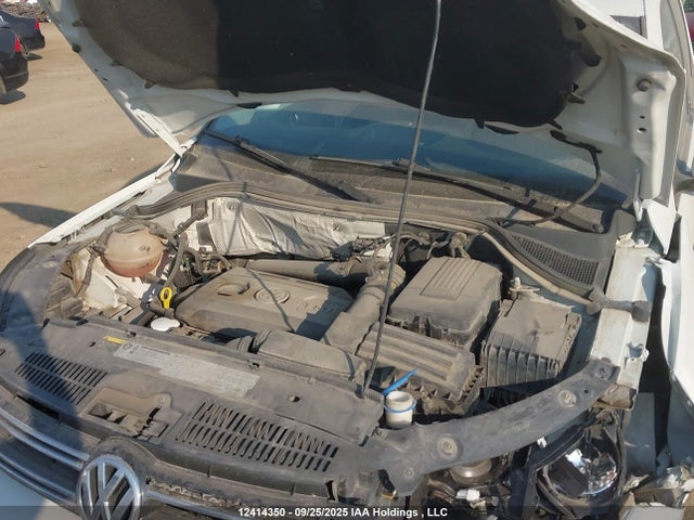 WVGNV7AX4HK035518 Volkswagen 2017