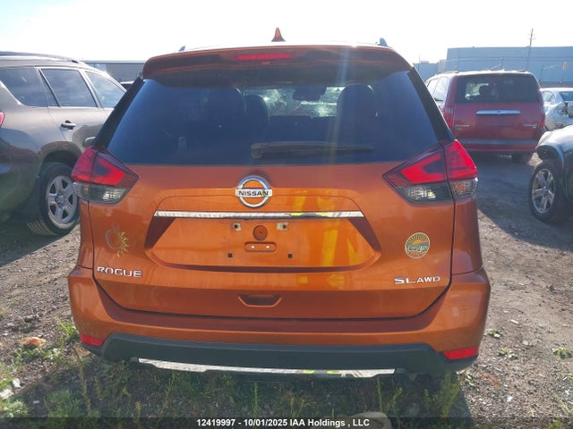 12419997 :رقم المزاد ، 5N1AT2MV3HC740015 vin ، 2017 Nissan Rogue Sv/sl مزاد بيع