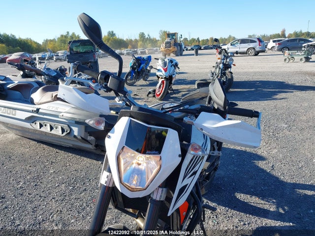 KTM 690 Duke 2018 VBKLDV40XJM714557 Image 12