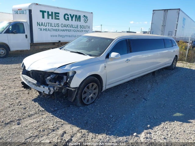 Lincoln MKT 2015 2L1MJ5LK8FBL02486 Image 2