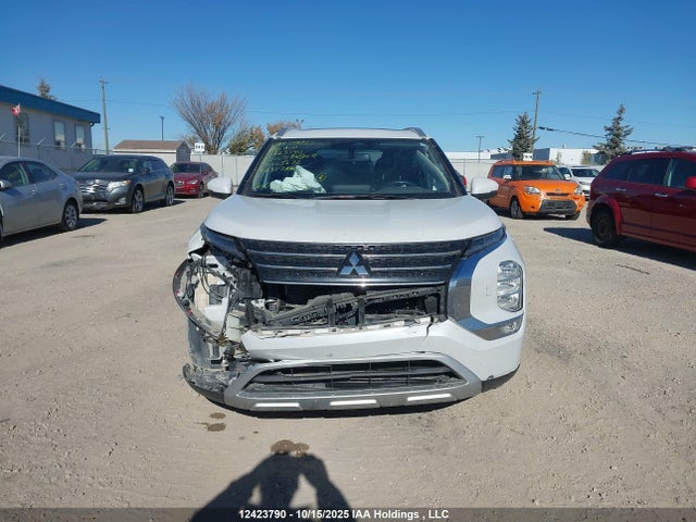 JA4J4UA88NZ605272 Mitsubishi Outlander Se/black Edition