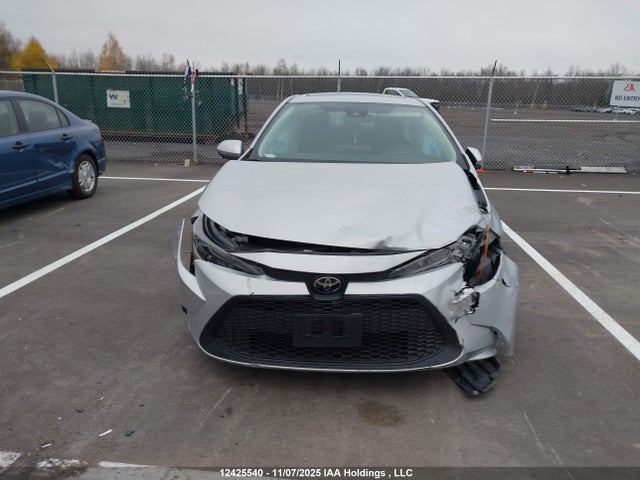 12425540 :رقم المزاد ، 5YFBPMBEXNP304860 vin ، 2022 Toyota Corolla Le مزاد بيع