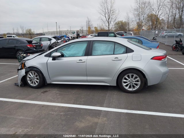 12425540 :رقم المزاد ، 5YFBPMBEXNP304860 vin ، 2022 Toyota Corolla Le مزاد بيع