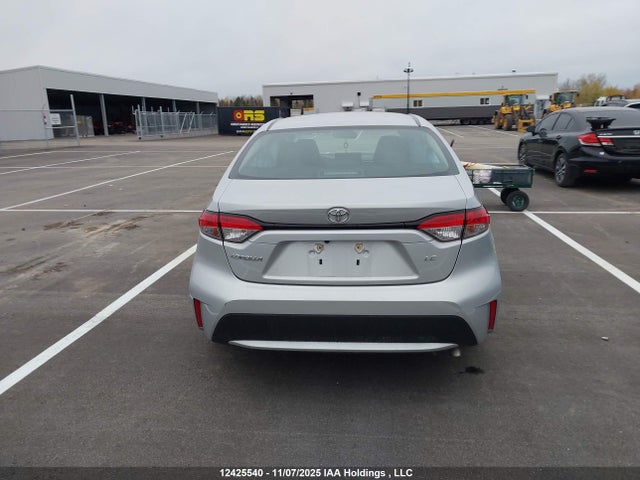 12425540 :رقم المزاد ، 5YFBPMBEXNP304860 vin ، 2022 Toyota Corolla Le مزاد بيع