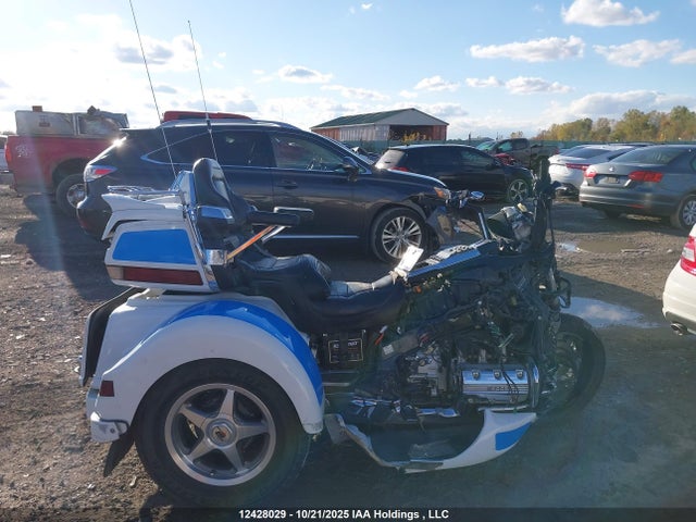 12428029 :رقم المزاد ، 1HFSC2253YA201004 vin ، 2000 Honda Gl1500 Se مزاد بيع