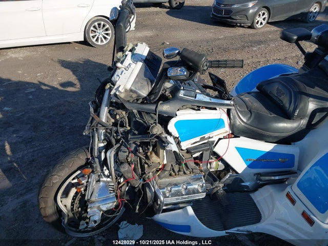 12428029 :رقم المزاد ، 1HFSC2253YA201004 vin ، 2000 Honda Gl1500 Se مزاد بيع