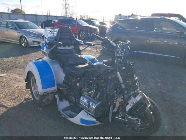 12428029 :رقم المزاد ، 1HFSC2253YA201004 vin ، 2000 Honda Gl1500 Se مزاد بيع