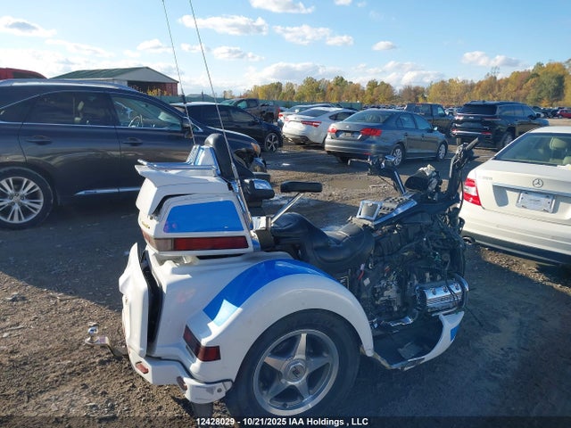 12428029 :رقم المزاد ، 1HFSC2253YA201004 vin ، 2000 Honda Gl1500 Se مزاد بيع