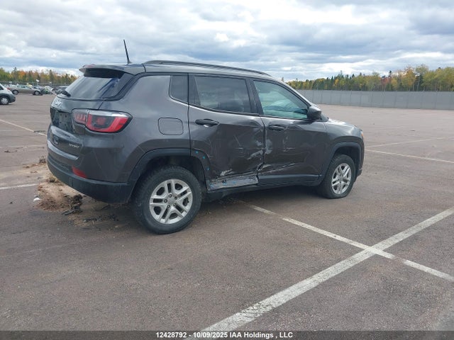 Jeep 2018 2018 3C4NJDAB0JT239997 Image 4