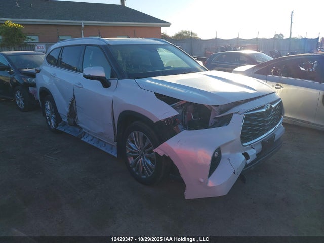 Toyota Highlander Hybrid Limited 2025 5TDEBRCH8SS652676 Image 13