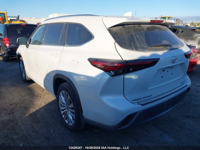 Toyota Highlander Hybrid Limited 2025 5TDEBRCH8SS652676 Image 14