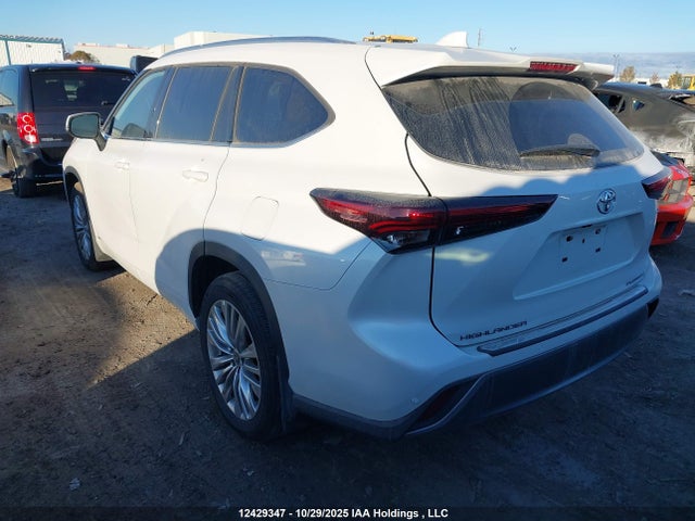 Toyota Highlander Hybrid Limited 2025 5TDEBRCH8SS652676 Image 3