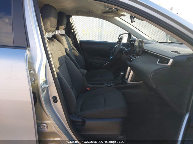 7MUCAABG7SV125013 Toyota Corolla Cross Le
