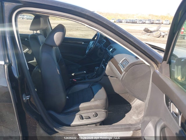 12435222 :رقم المزاد ، 1VWCM7A33FC053718 vin ، 2015 Volkswagen Passat Sel مزاد بيع