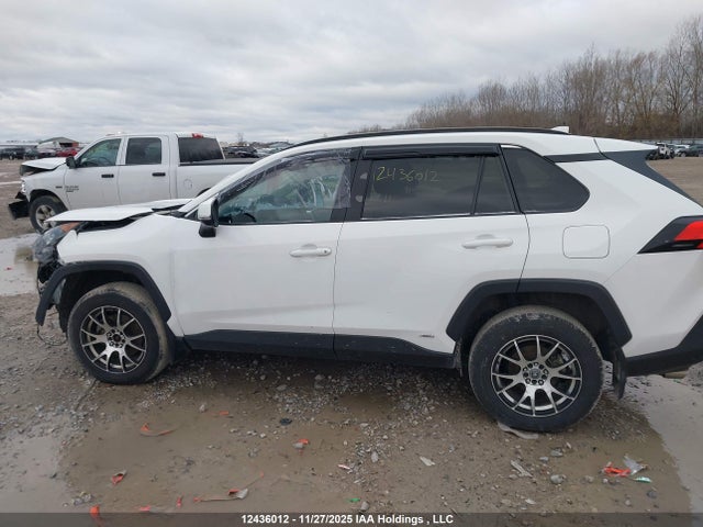 2T3BWRFV2NW134140 Toyota RAV4 LE