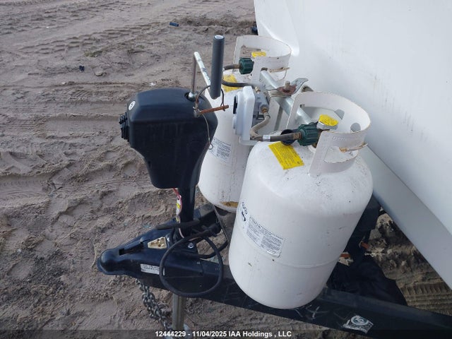 4V0TC2628FE015324 Crossroads Travel Trailer