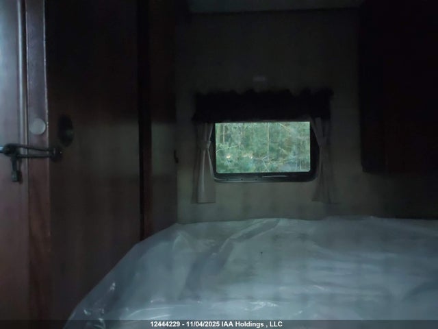 4V0TC2628FE015324 Crossroads Travel Trailer