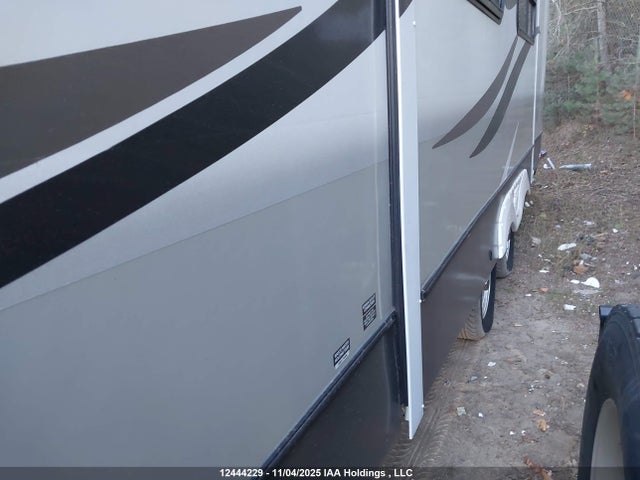 4V0TC2628FE015324 Crossroads Travel Trailer