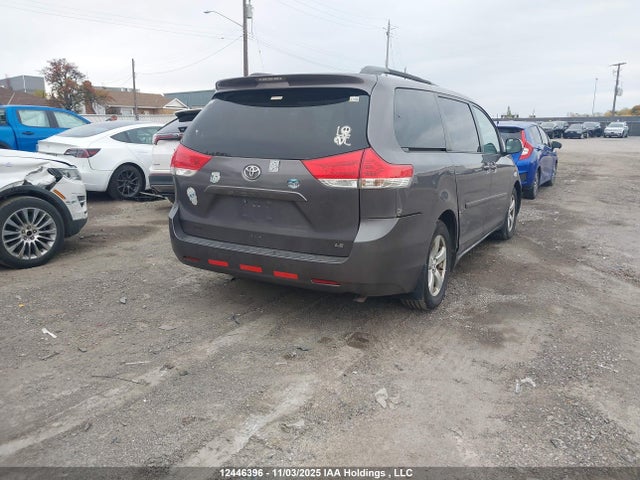2013 Toyota Sienna Le V6 მანქანა იყიდება აუქციონზე, vin: 5TDKK3DC6DS283628, აუქციონის ნომერი: 12446396