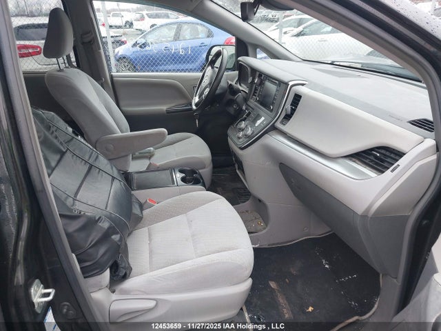 5TDJZ3DCXKS221962 Toyota Sienna Le 7-passenger