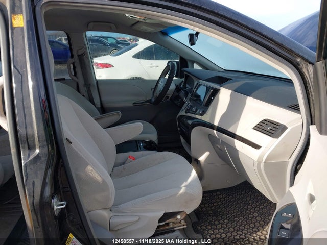 12458557 :رقم المزاد ، 5TDKK3DC0BS058442 vin ، 2011 Toyota Sienna Le مزاد بيع