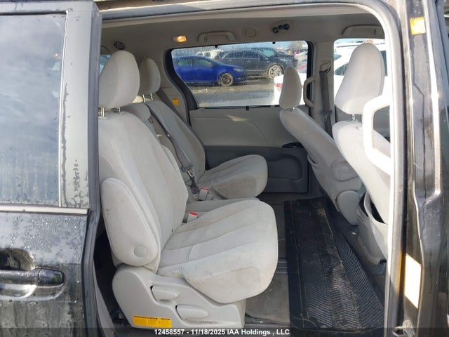 12458557 :رقم المزاد ، 5TDKK3DC0BS058442 vin ، 2011 Toyota Sienna Le مزاد بيع
