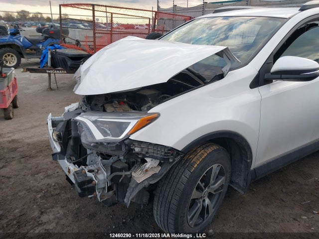 12460290 :رقم المزاد ، 2T3ZFREV2JW522821 vin ، 2018 Toyota Rav4 Le مزاد بيع