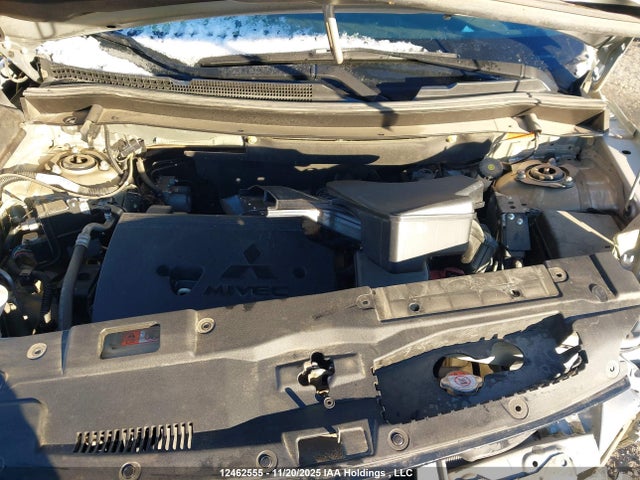 JA4AZ2A38LZ614321 Mitsubishi Outlander Es