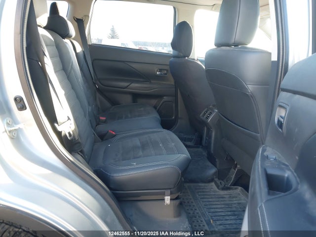 JA4AZ2A38LZ614321 Mitsubishi Outlander Es